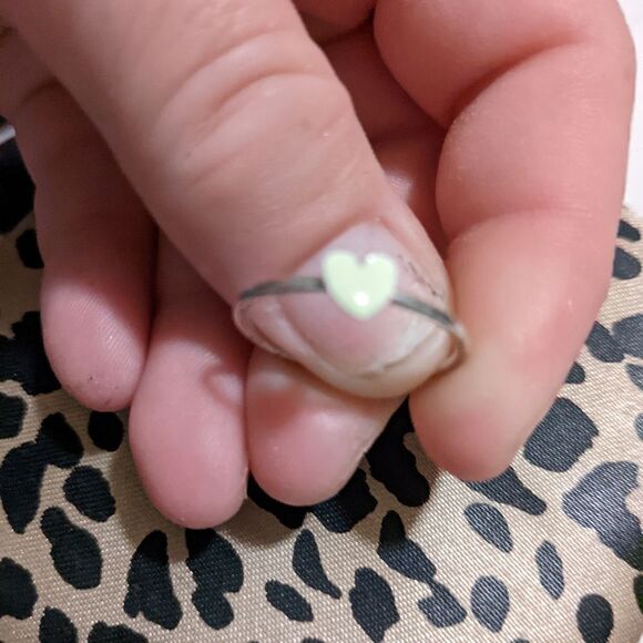 Size 8 silver tone heart fashion ring - Picture 4 of 8